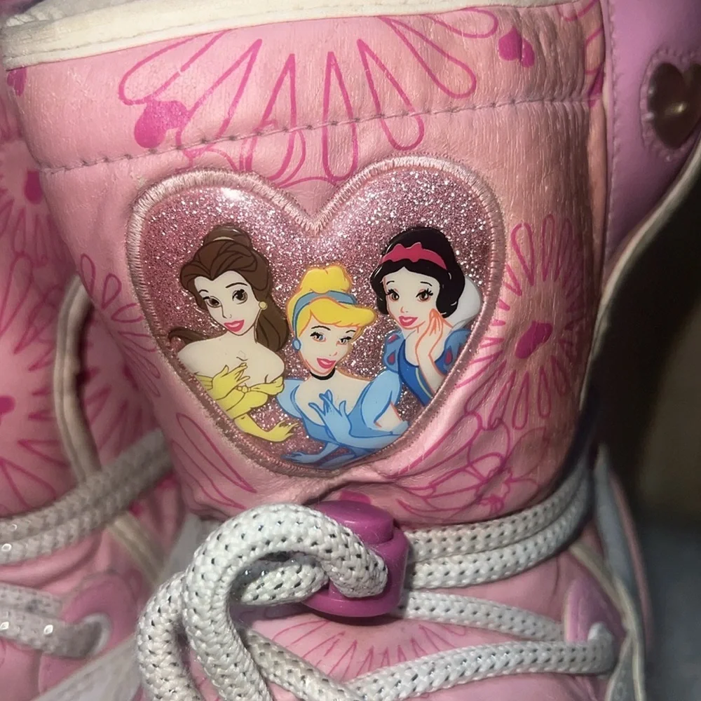 Size 8 Disney Princess light up winter snow boot. Preloved in good condition